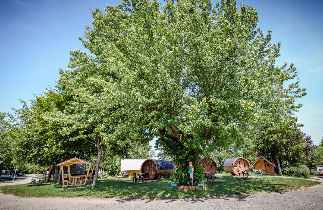 Camping de Tournus - Drole de cabane Extérieur photo